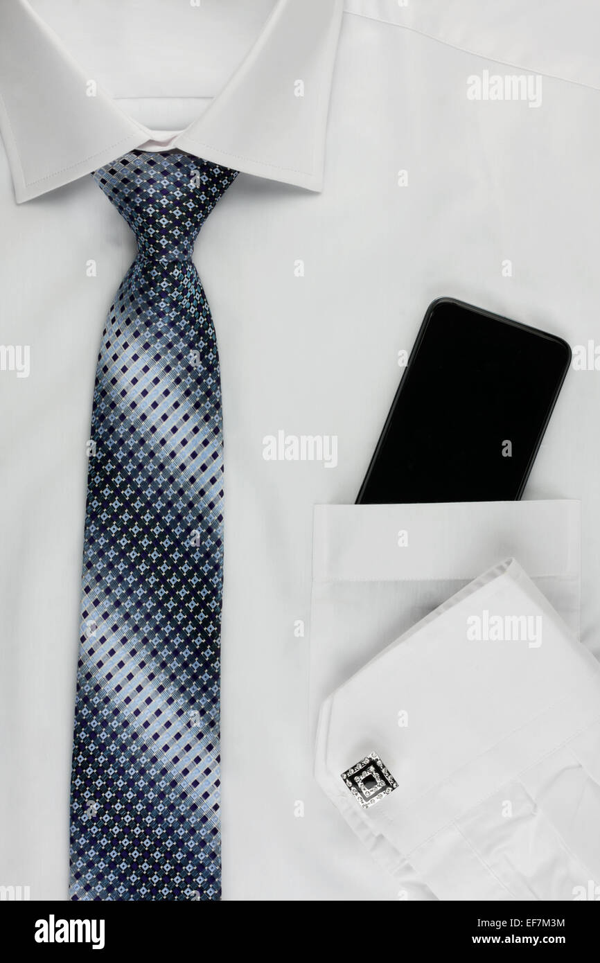 Hemd, Krawatte, Manschettenknöpfe und ein Handy kann als Hintergrund verwendet werden Stockfoto