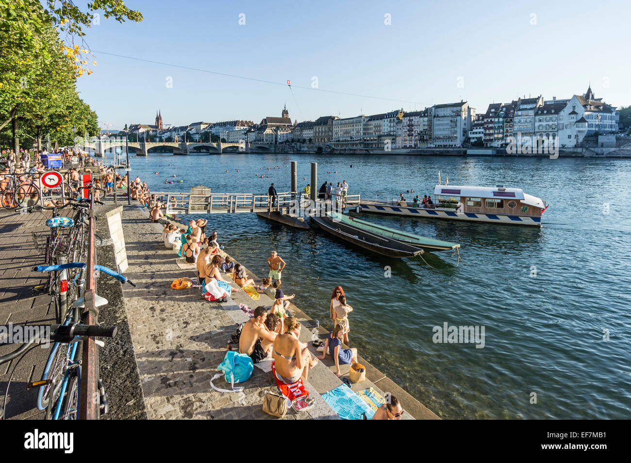 Rhein im Sommer, mittlere Brücke, Fähre, Basel, Schweiz Stockfoto