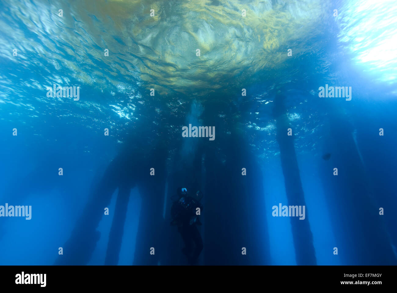 Taucher unter Wasser im Öl-Rig-Plattform Stockfoto