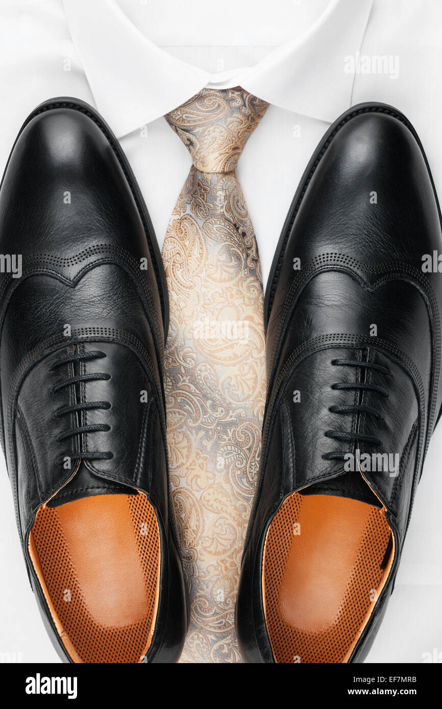 Klassische Herren-Schuhe, Krawatte und weißes Hemd, können als Hintergrund verwendet werden Stockfoto