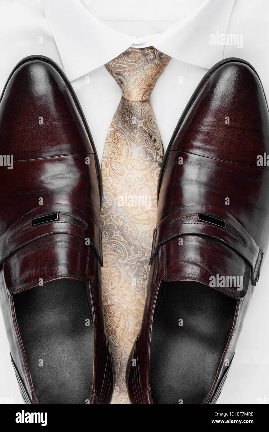 Klassische Herren-Schuhe, Krawatte und weißes Hemd, können als Hintergrund verwendet werden Stockfoto