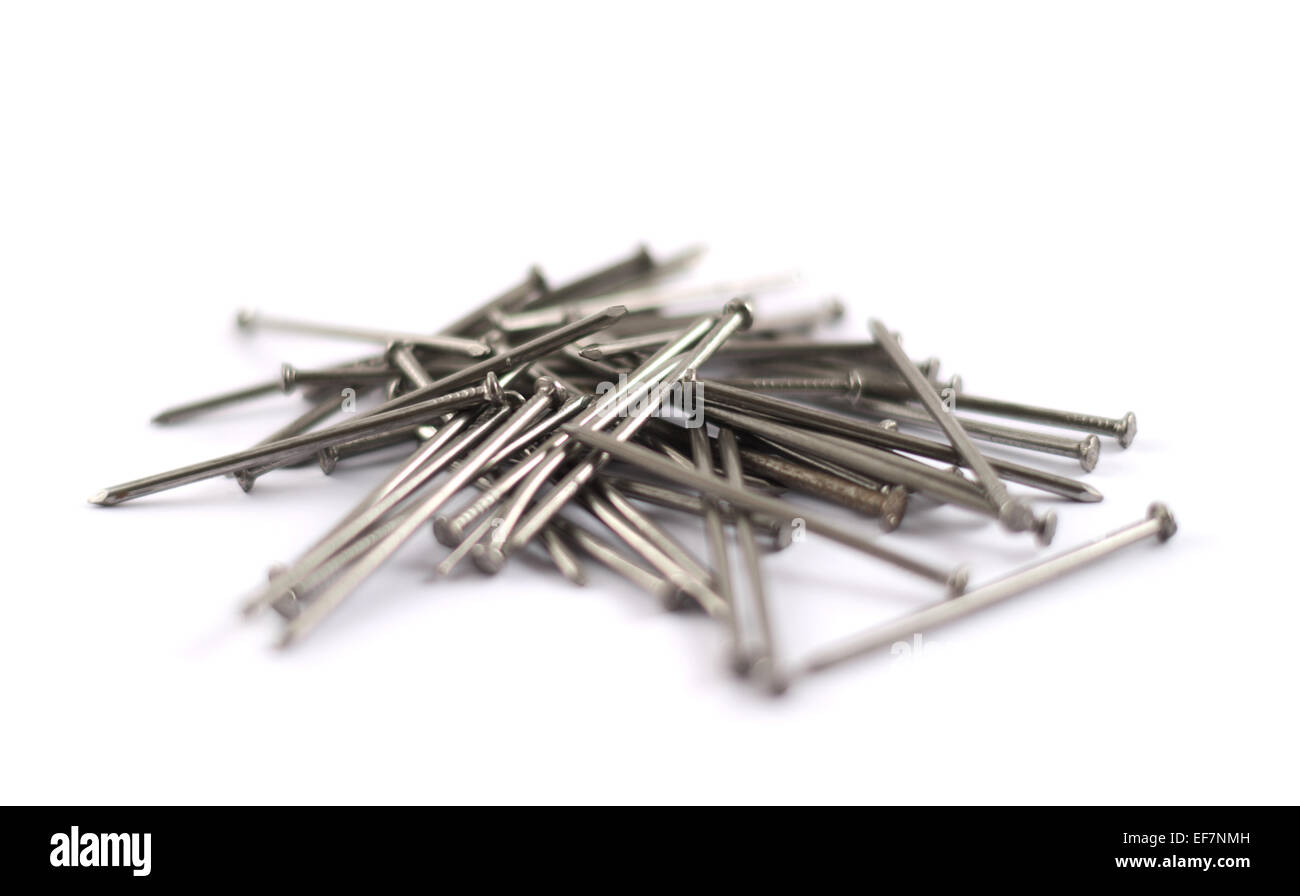 Haufen Metall Nägel isoliert Stockfoto