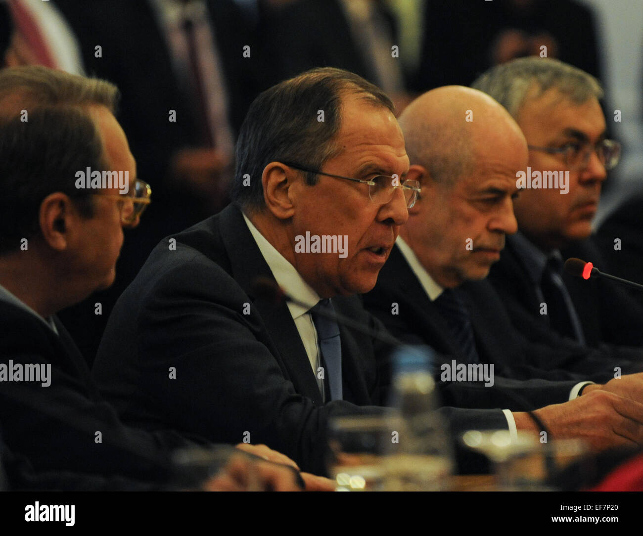 (150129)--Moskau, 29. Januar 2015 (Xinhua)--der russische Außenminister Sergej Lawrow (2., L) während der Gespräche zwischen Vertretern der syrischen Regierung und der syrischen Opposition in Moskau, Russland, am 28. Januar 2015 spricht. (Xinhua/Jia Yuchen) (Zhf) Stockfoto