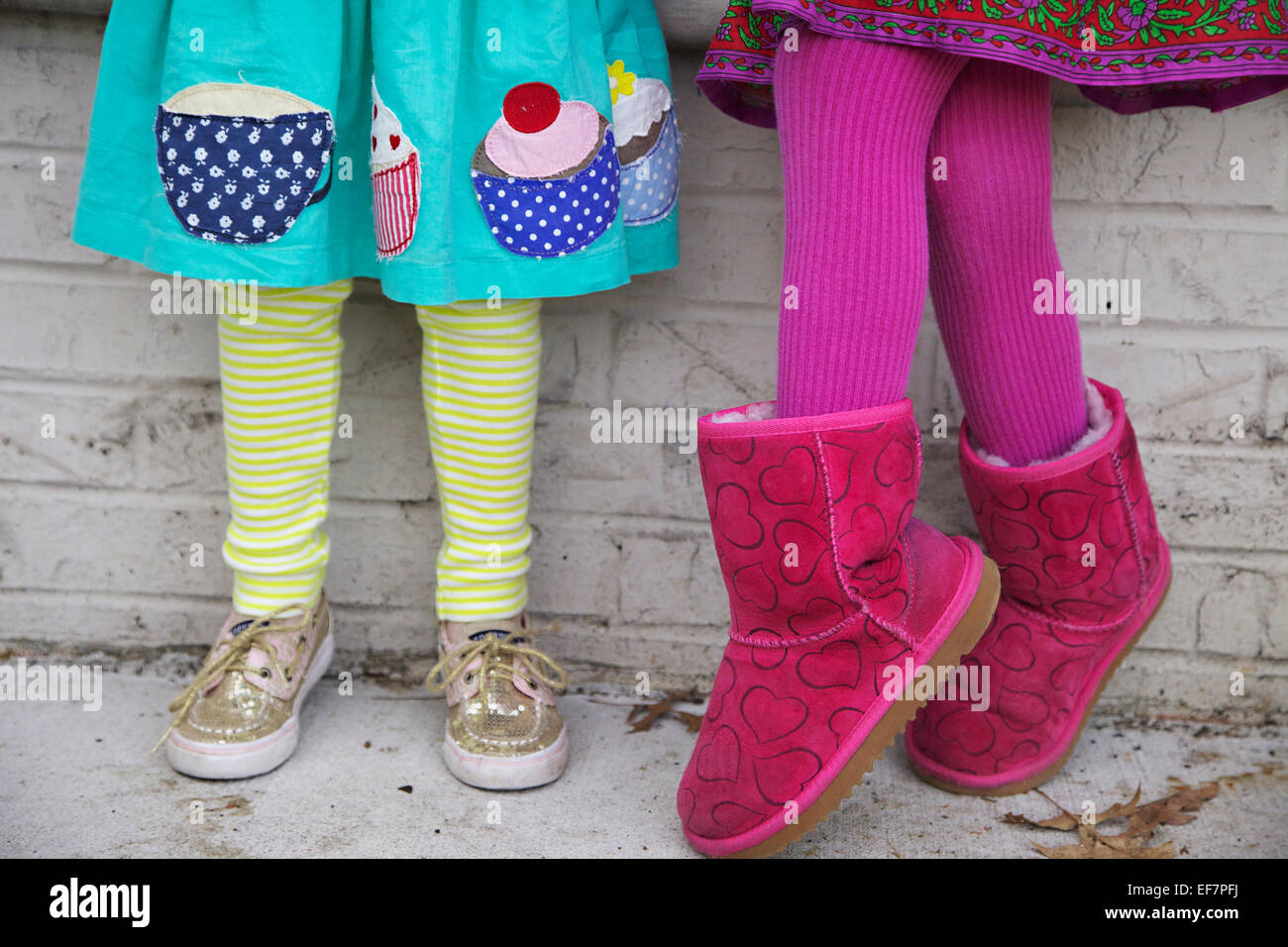 Junge Mädchen mit bunten Schuhe und Kleidung Stockfoto