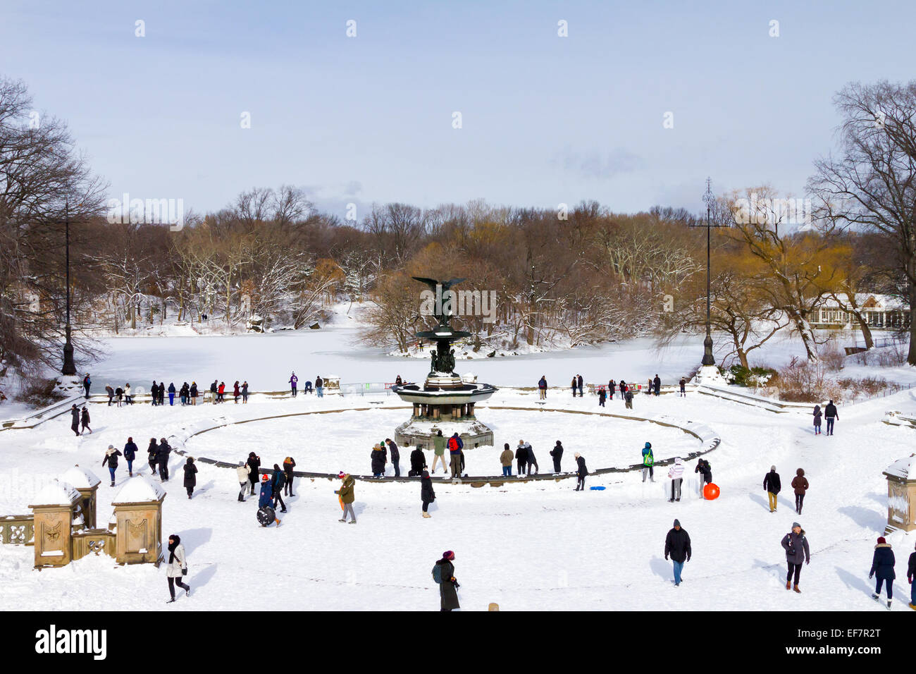 NEW YORK CITY – Januar 2015: Massen von Menschen genießen den Schneefall im Central Park nach einem großen Winter Schneesturm Stockfoto
