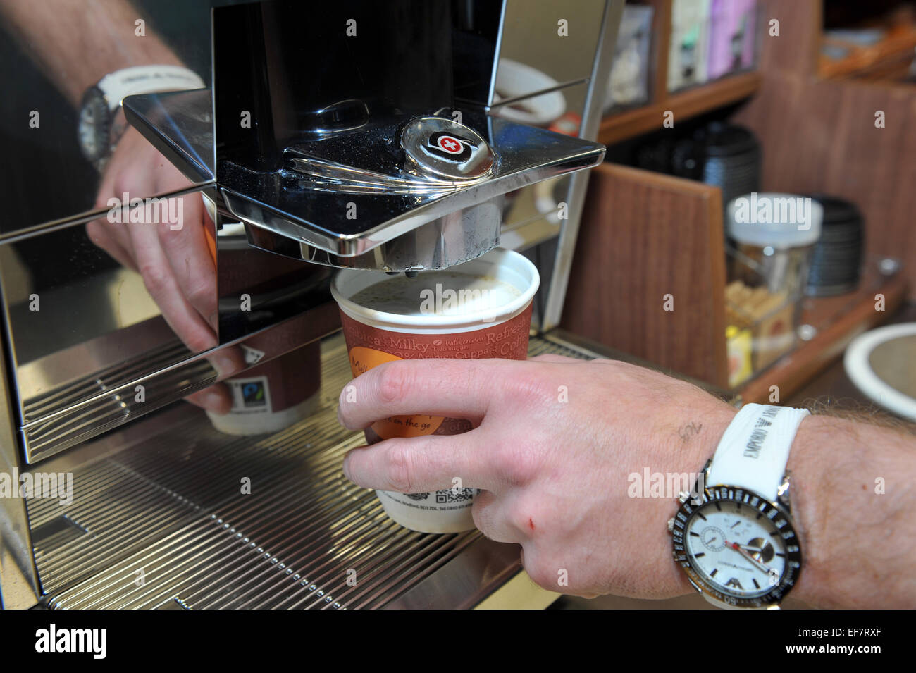 Kaffee aus einer Kaffeemaschine in einem Geschäft zum mitnehmen. Stockfoto