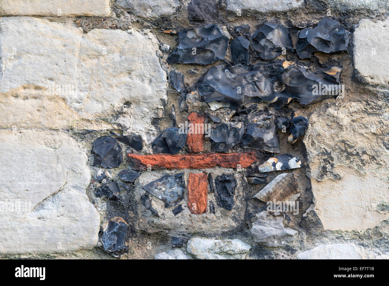 Beide 14. Jahrhundert West Wand Strebepfeiler der Marienkirche South Benfleet Essex beide haben Orange, Roman? Fliesen-Kreuze Stockfoto