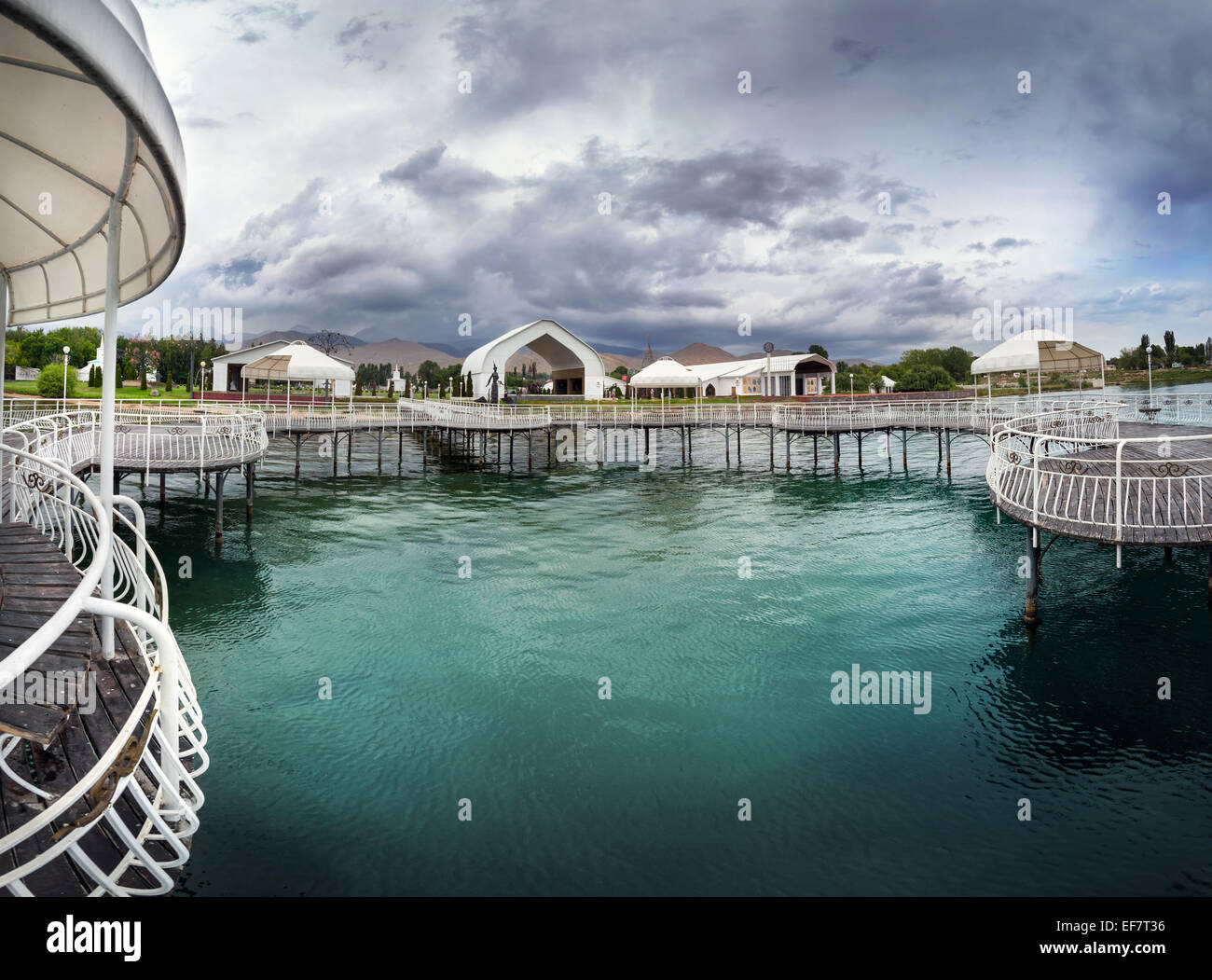 Pier in Ruh Ordo Kulturkomplex am Issyk-Kul See bei bedecktem Himmel in Cholpon Ata, Kirgisistan Stockfoto