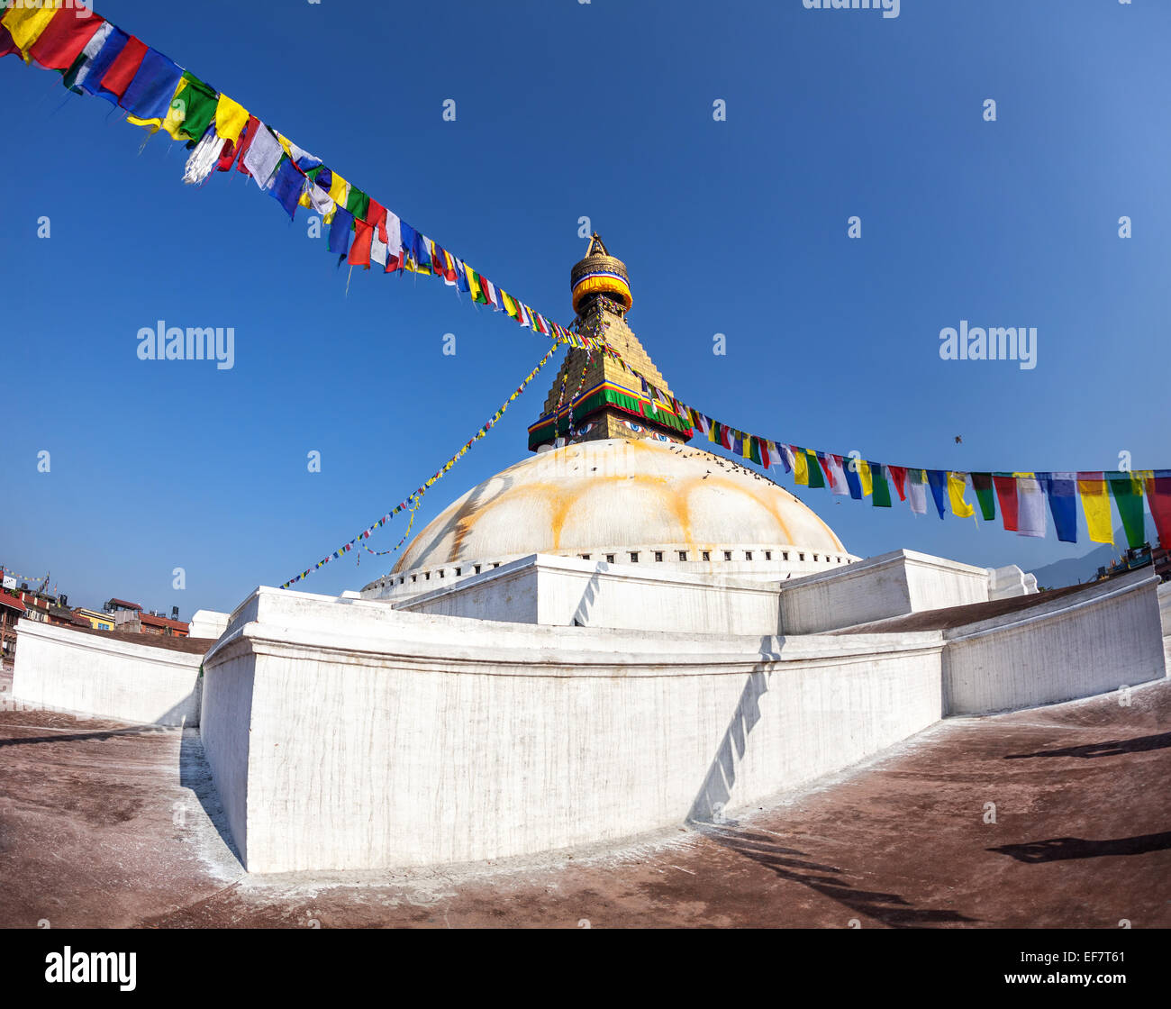 Bodhnath Stupa mit bunten Gebetsfahnen im blue Sky im Tal von Kathmandu, Nepal Stockfoto