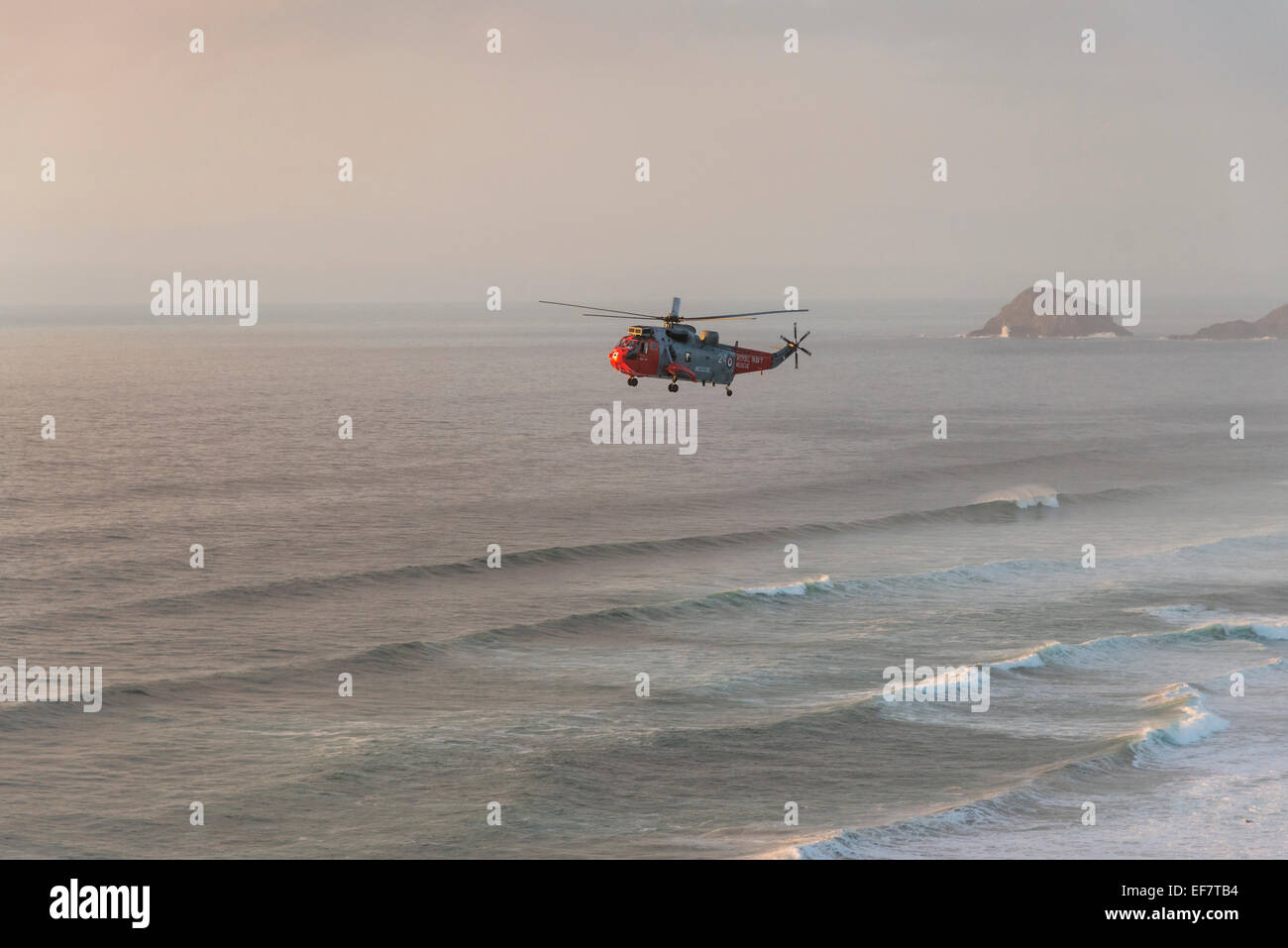 Royal Navy Rettungshubschrauber erfolgreiche Rettung am Droskyn Point, Perranporth, Cornwall, England - nur zur redaktionellen Nutzung durchführen Stockfoto