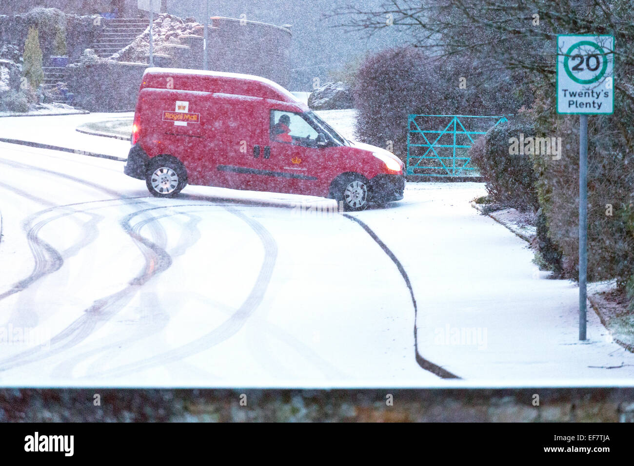 Lochwinnoch, Renfrewshire, Schottland, Großbritannien. Januar 2015. UK Wetter: Mit schweren Schnee prognostiziert, über Nacht fallen beginnt es, den Boden zu decken, wie ein Postbote fährt herum, um Briefe aus Briefkästen abholen Stockfoto