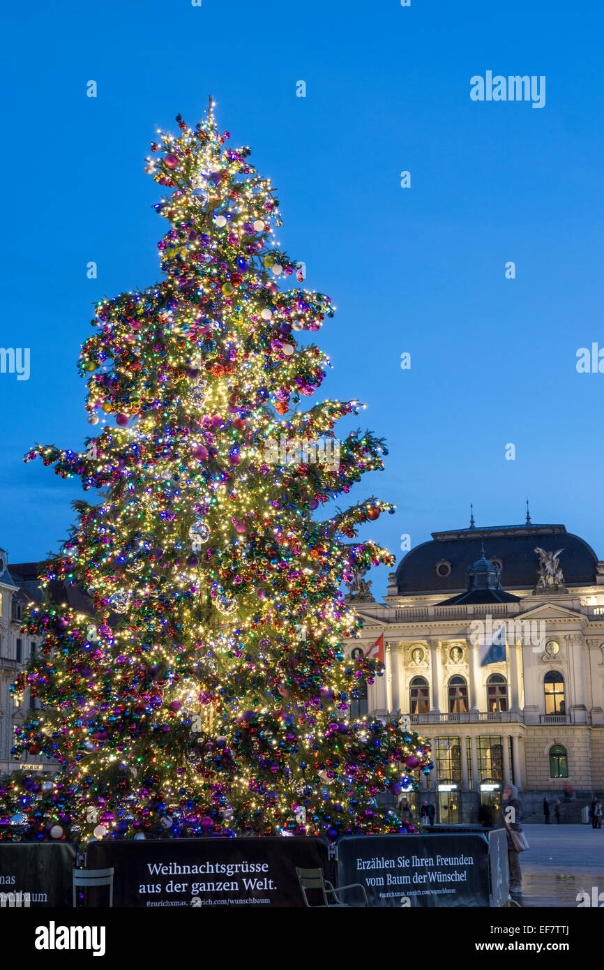 Weihnachtsbaum, Sechselaeuten Square, Opernhaus, Zürich, Schweiz Stockfoto