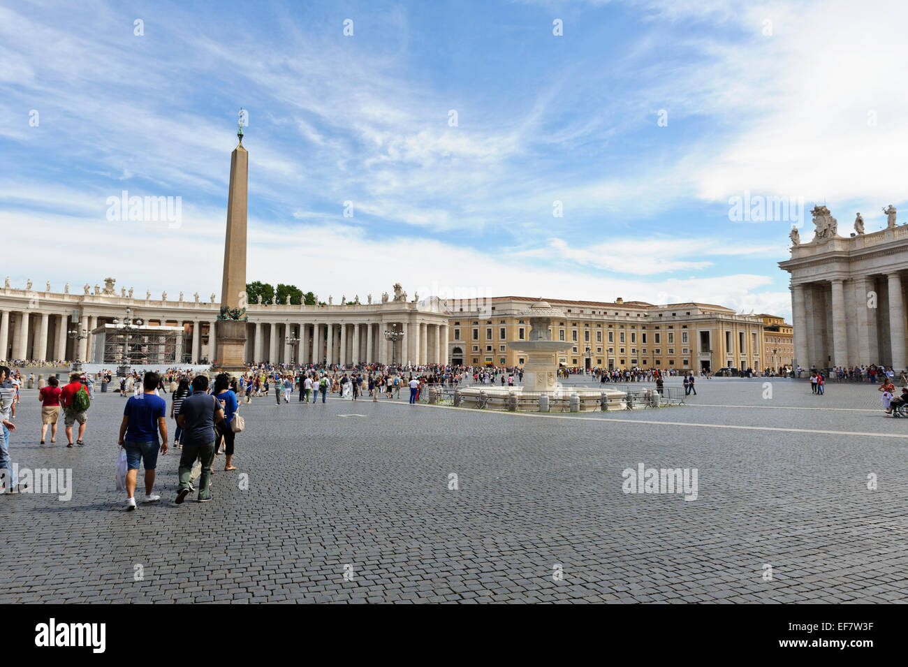 Die ironische St Peter Platz mit Brunnen und Obelisken in der Vatikanstadt, Rom, Italien. Stockfoto