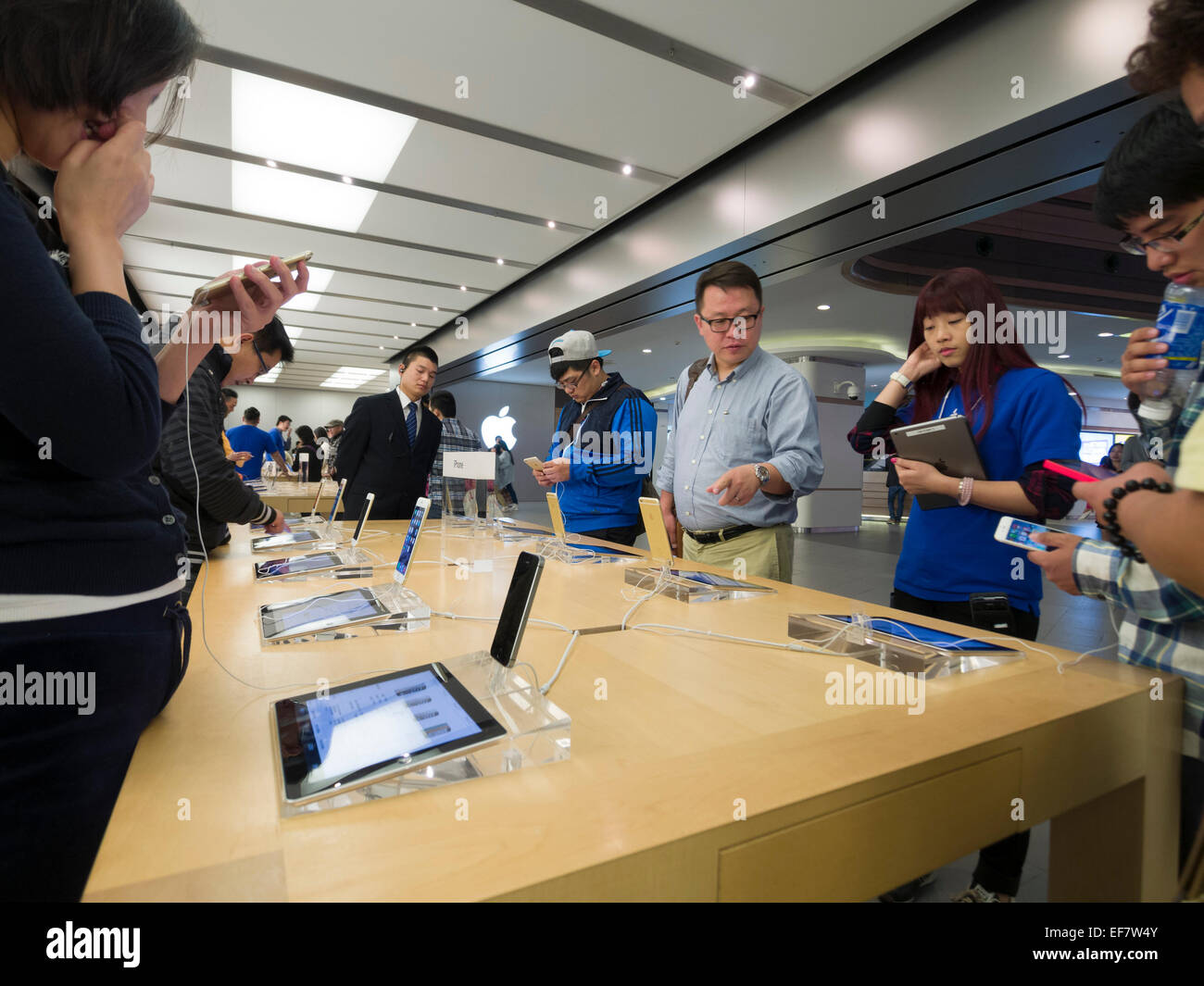 Kunden, die Apple Produkte im Apple Store befindet sich an der Nanjing Road in Shanghai, China zu durchsuchen Stockfoto