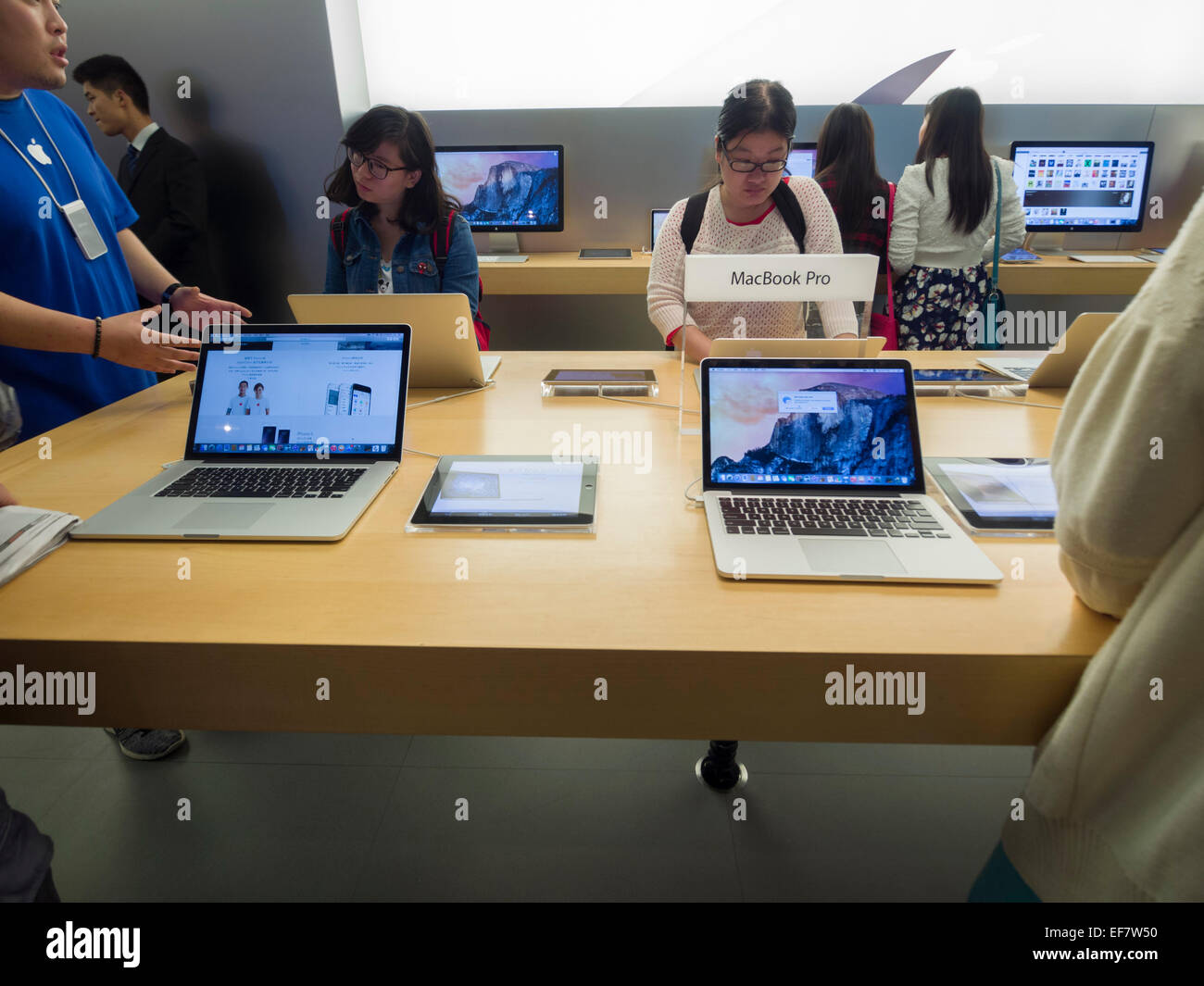 Kunden, die versuchen, Apple MacBook Pro Notebooks im Apple Store befindet sich an der Nanjing Road in Shanghai, China Stockfoto