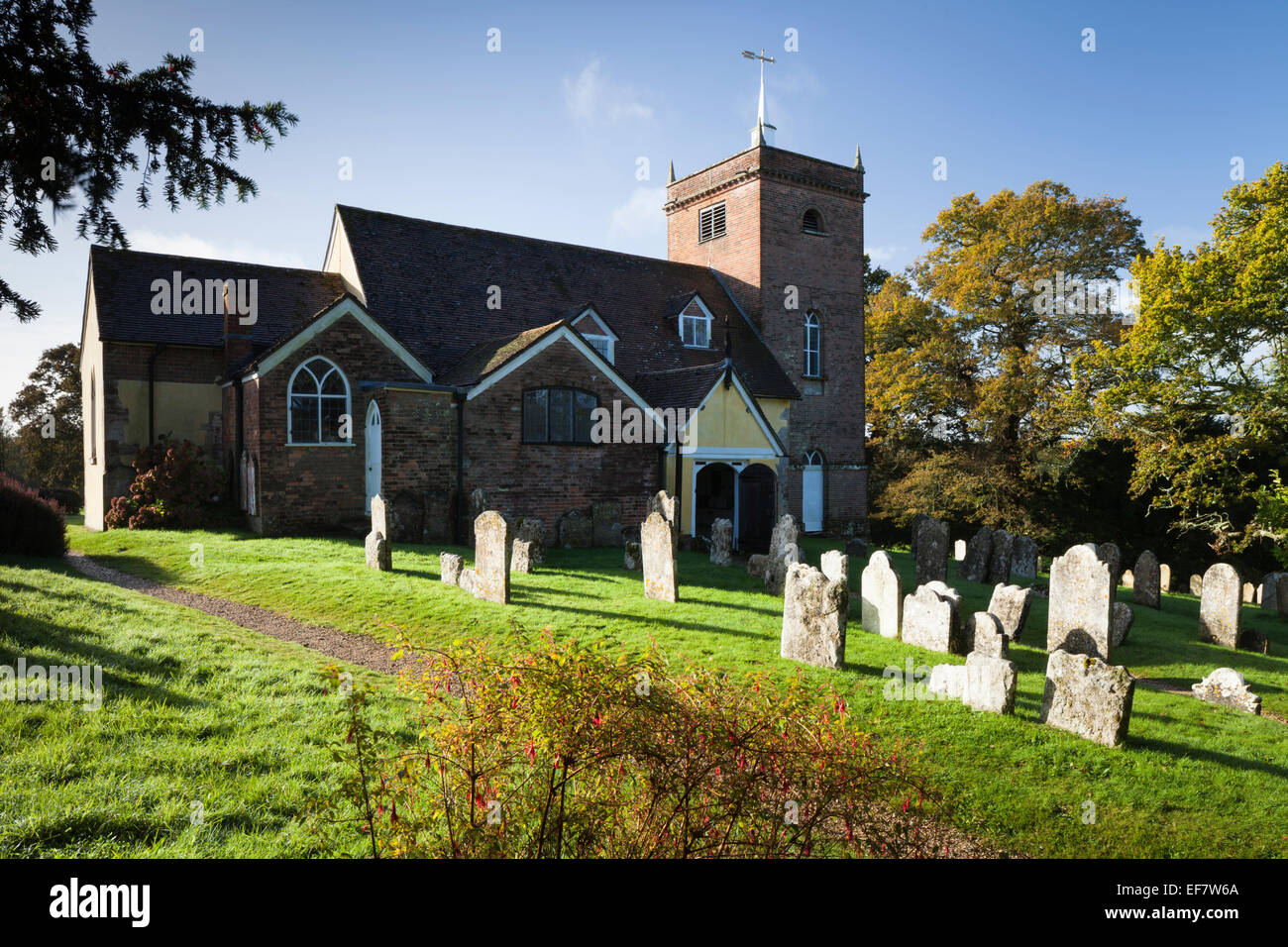 Alle Heiligen Kirche und Friedhof ist, wo das Grab des Autors, Sir Arthur Conan Doyle gefunden werden kann, Minstead, Hampshire, England Stockfoto