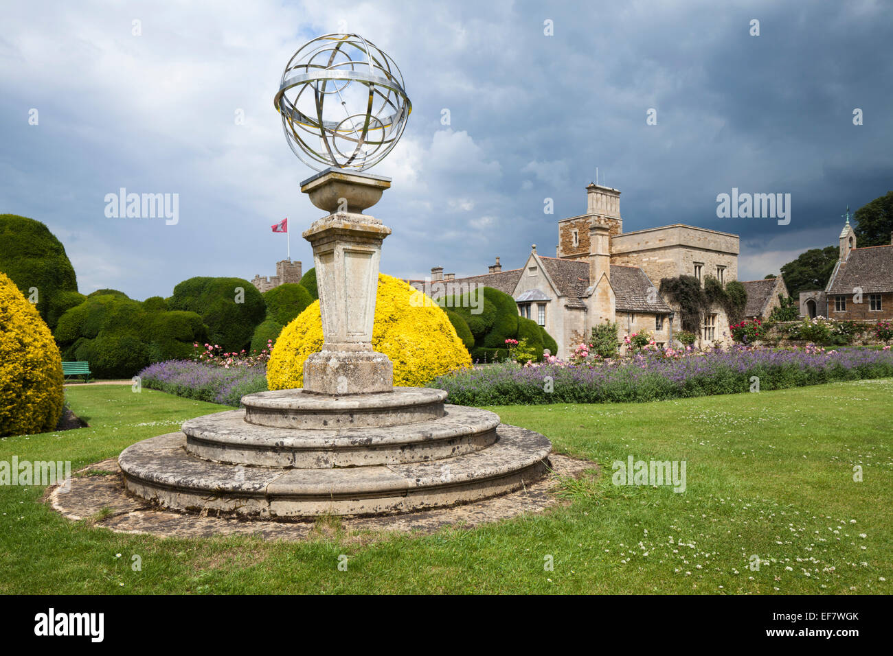 Ein zeitgenössisches Kunstwerk und Rockingham Castle, das vor einem leicht stürmischen Sommerhimmel in der Nähe von Corby in Northamptonshire, England, aufgestellt ist Stockfoto
