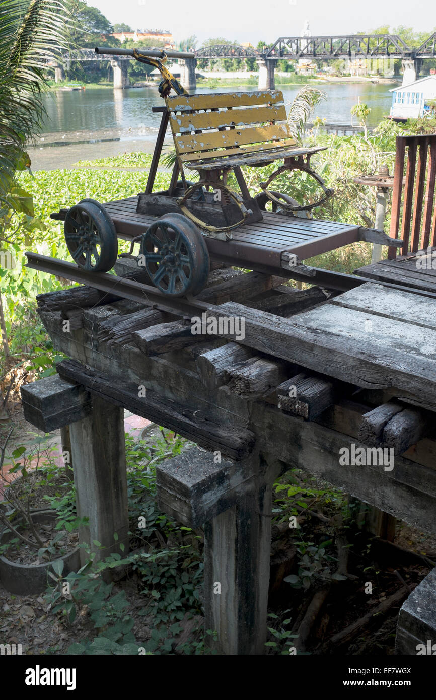 Alten Wodden Brücke über den River Kwai Displat an das Kriegsmuseum in Kanchanaburi, Thailand Stockfoto