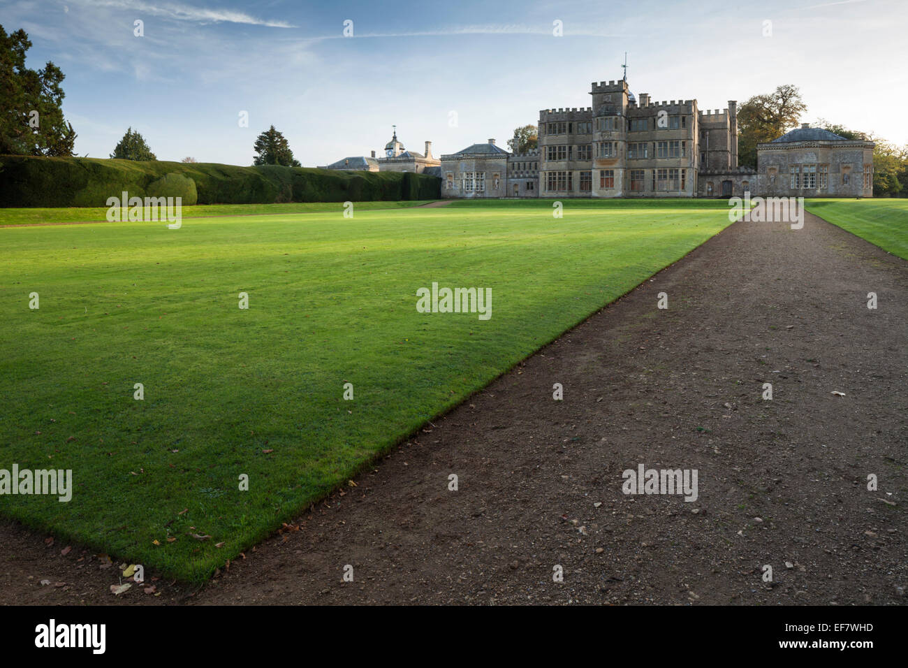Die nördliche Fassade des Rousham House und das große ehemalige Bowling-Grün, das die Herbstsonne am späten Nachmittag in Oxfordshire, England, erblickt Stockfoto