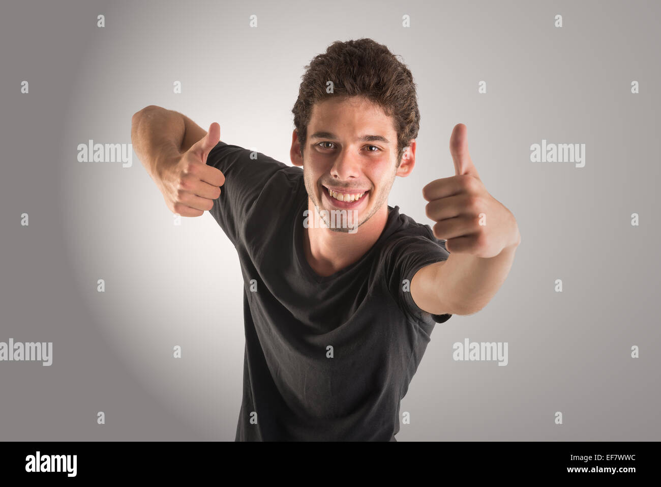 Fröhlich und positiv junge legerer Mann posiert in einem hellen Hintergrund isoliert Stockfoto