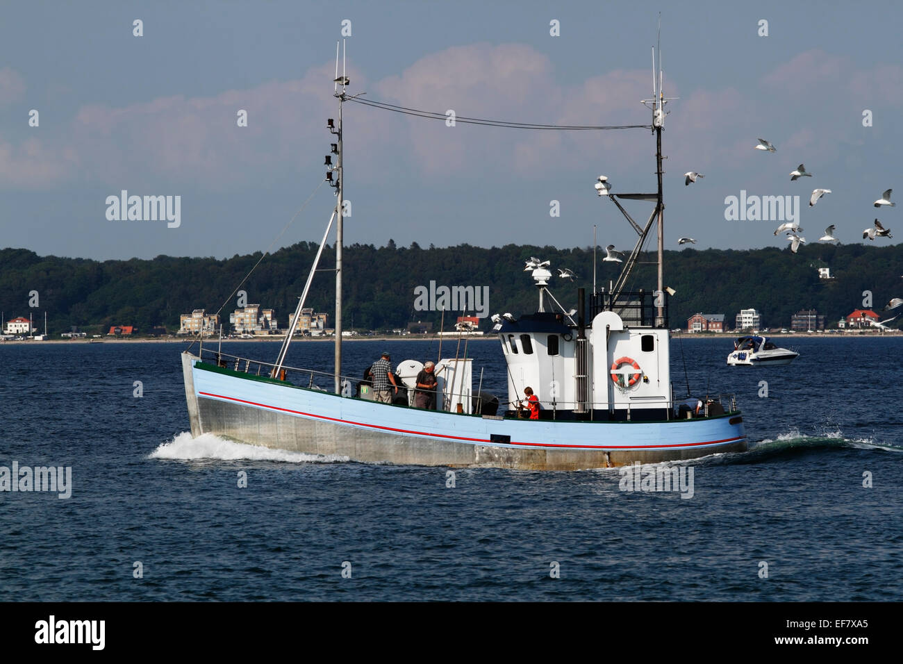 Angler pass Kronborg in Helsingør Hafen an Bord des Fischereifahrzeugs angestellt, Angeln an einem heißen und sonnigen Sommertag. Stockfoto