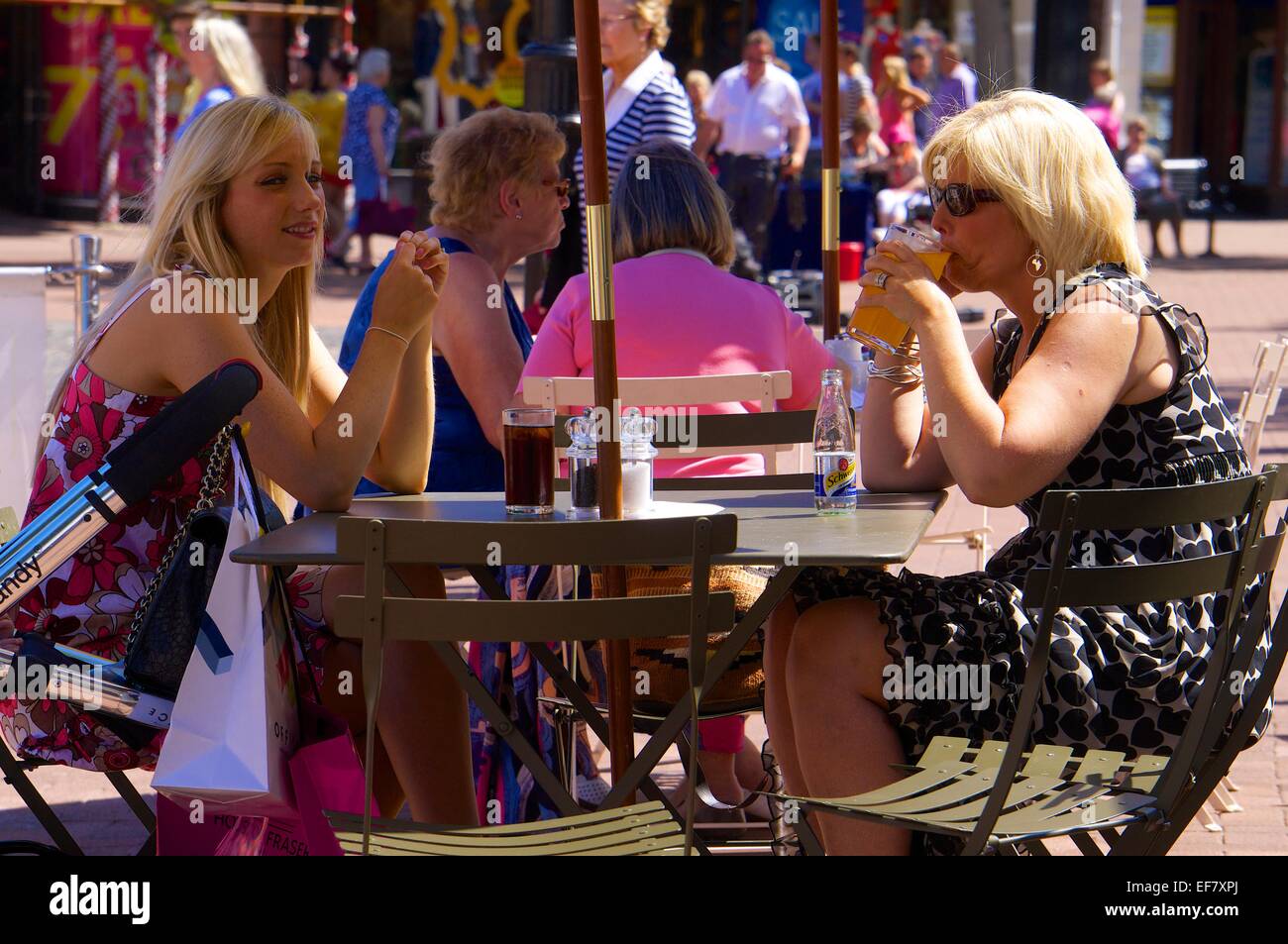 Mutter und Tochter trinken an einem Tisch. Carlisle Cumbria England UK. Stockfoto