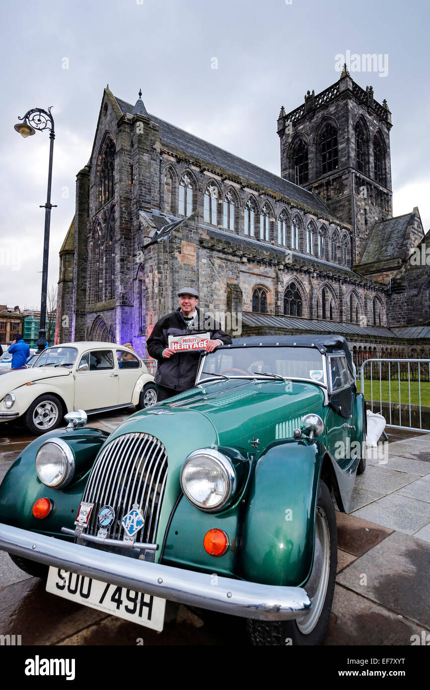 Paisley in der Nähe von Glasgow, Scotland, UK. 28. Januar 2015. Die 2015 Rallye Monte Carlo Historique Aufrechnung von außerhalb Abtei aus dem 12. Jahrhundert im Stadtzentrum von Paisley. Hunderte von Zuschauern werden voraussichtlich trotzen die Kälte um den Start der Rallye, dies ist das 5. Jubiläum der Rallye verlassen aus Schottland und in der Feier der lokalen Autoclubs und Rat auf verschiedene Unterhaltungen gelegt haben. Bildnachweis: Findlay/Alamy Live-Nachrichten Stockfoto