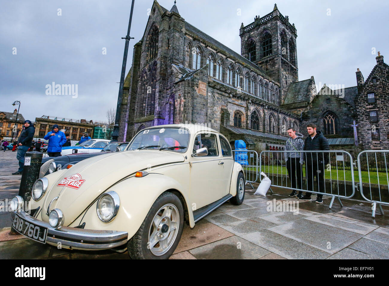 Paisley in der Nähe von Glasgow, Scotland, UK. 28. Januar 2015. Die 2015 Rallye Monte Carlo Historique Aufrechnung von außerhalb Abtei aus dem 12. Jahrhundert im Stadtzentrum von Paisley. Hunderte von Zuschauern werden voraussichtlich trotzen die Kälte um den Start der Rallye, dies ist das 5. Jubiläum der Rallye verlassen aus Schottland und in der Feier der lokalen Autoclubs und Rat auf verschiedene Unterhaltungen gelegt haben. Bildnachweis: Findlay/Alamy Live-Nachrichten Stockfoto