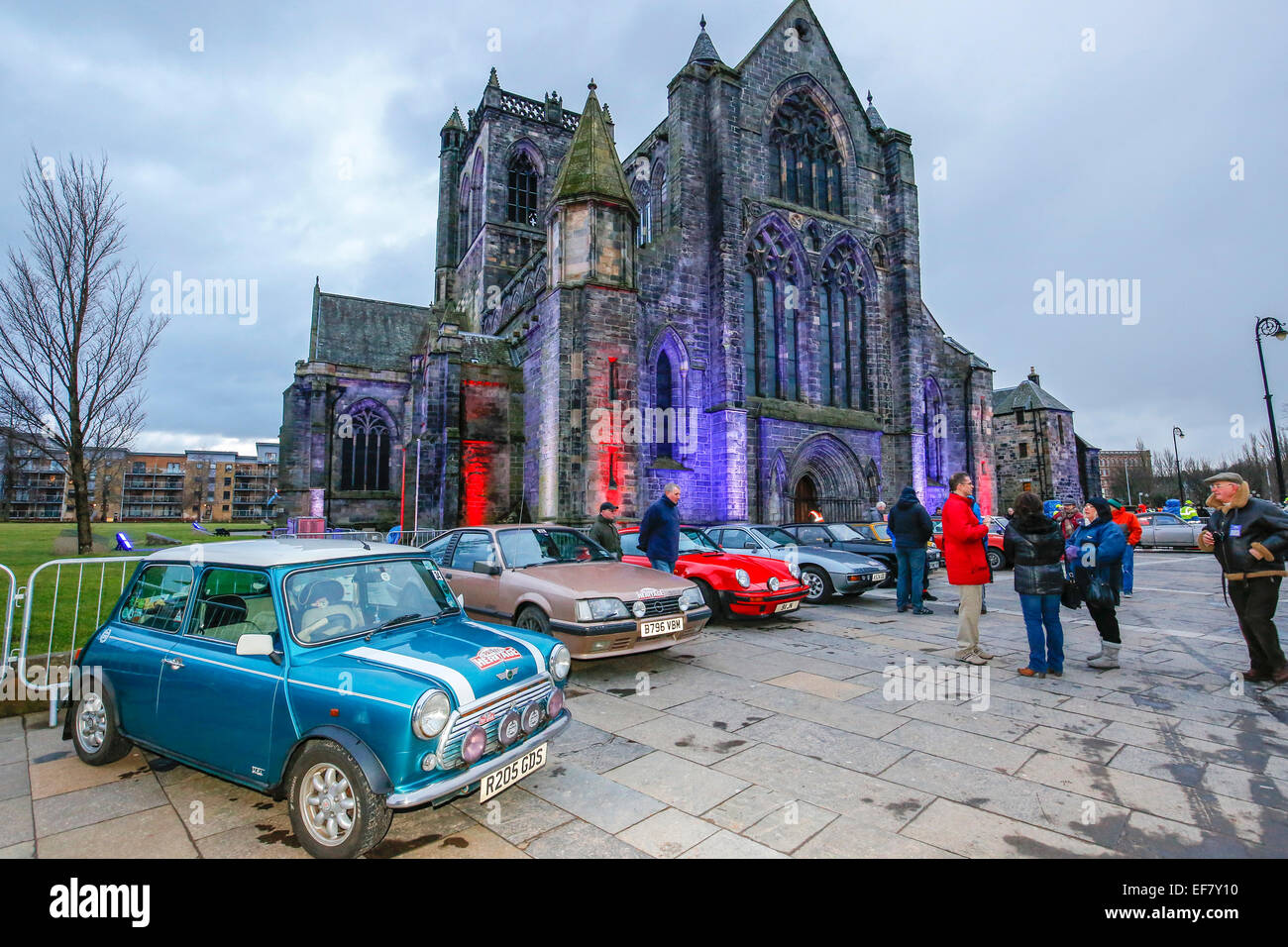 Paisley in der Nähe von Glasgow, Scotland, UK. 28. Januar 2015. Die 2015 Rallye Monte Carlo Historique Aufrechnung von außerhalb Abtei aus dem 12. Jahrhundert im Stadtzentrum von Paisley. Hunderte von Zuschauern werden voraussichtlich trotzen die Kälte um den Start der Rallye, dies ist das 5. Jubiläum der Rallye verlassen aus Schottland und in der Feier der lokalen Autoclubs und Rat auf verschiedene Unterhaltungen gelegt haben. Bildnachweis: Findlay/Alamy Live-Nachrichten Stockfoto