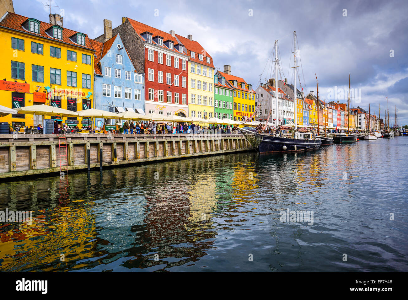 Uferpromenade von Nyhavn Kanal. Die Bar gesäumten Uferpromenade stammt aus dem 17. Jahrhundert. Stockfoto
