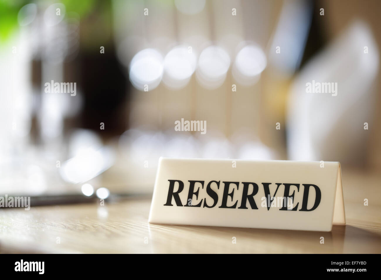 Reservierte Zeichen am Tisch im restaurant Stockfoto