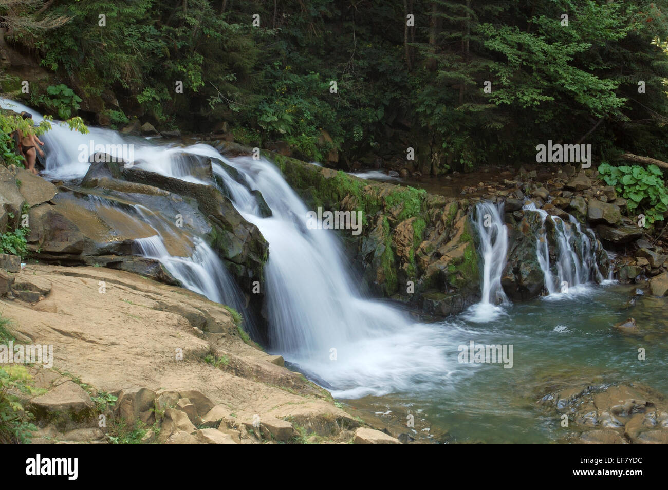 Kleiner Wasserfall mit mehreren streams Stockfoto