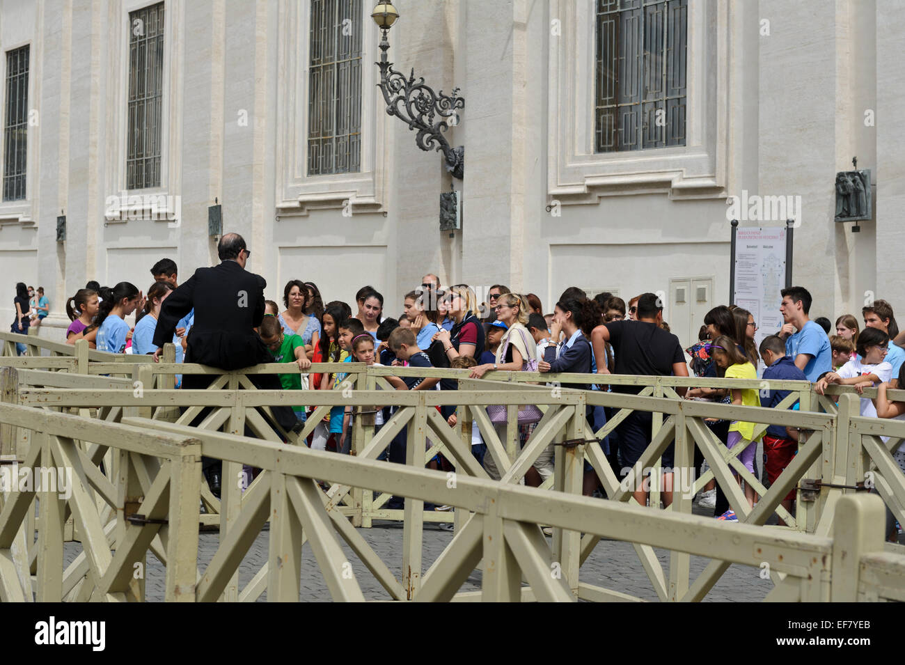 Eine Gruppe von Touristen in der legendären St. Peter Platz im Vatikan, Rom, Italien. Stockfoto