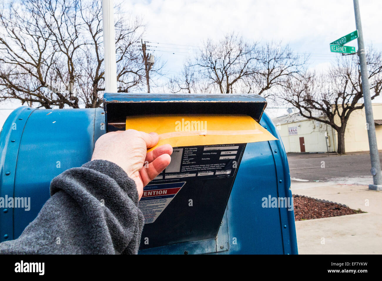 Ein Mann, der Entsendung eines Briefs an eine Fahrt bis Briefkasten in Kalifornien, USA Stockfoto