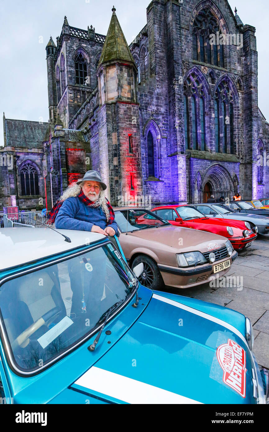 Paisley in der Nähe von Glasgow, Scotland, UK. 28. Januar 2015. Die 2015 Rallye Monte Carlo Historique Aufrechnung von außerhalb Abtei aus dem 12. Jahrhundert im Stadtzentrum von Paisley. Hunderte von Zuschauern werden voraussichtlich trotzen die Kälte um den Start der Rallye, dies ist das 5. Jubiläum der Rallye verlassen aus Schottland und in der Feier der lokalen Autoclubs und Rat auf verschiedene Unterhaltungen gelegt haben. Bildnachweis: Findlay/Alamy Live-Nachrichten Stockfoto