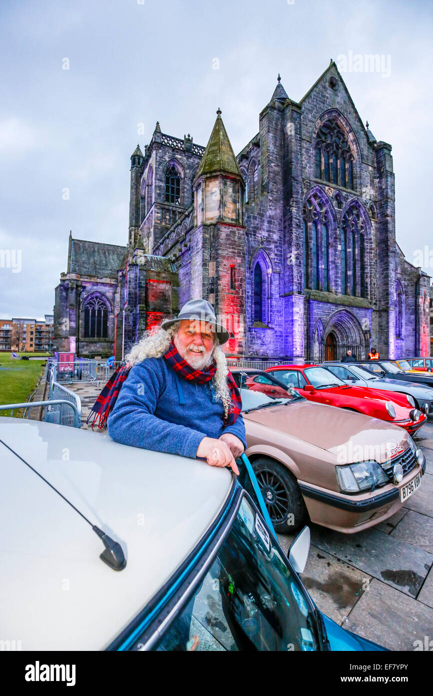 Paisley in der Nähe von Glasgow, Scotland, UK. 28. Januar 2015. Die 2015 Rallye Monte Carlo Historique Aufrechnung von außerhalb Abtei aus dem 12. Jahrhundert im Stadtzentrum von Paisley. Hunderte von Zuschauern werden voraussichtlich trotzen die Kälte um den Start der Rallye, dies ist das 5. Jubiläum der Rallye verlassen aus Schottland und in der Feier der lokalen Autoclubs und Rat auf verschiedene Unterhaltungen gelegt haben. Bildnachweis: Findlay/Alamy Live-Nachrichten Stockfoto