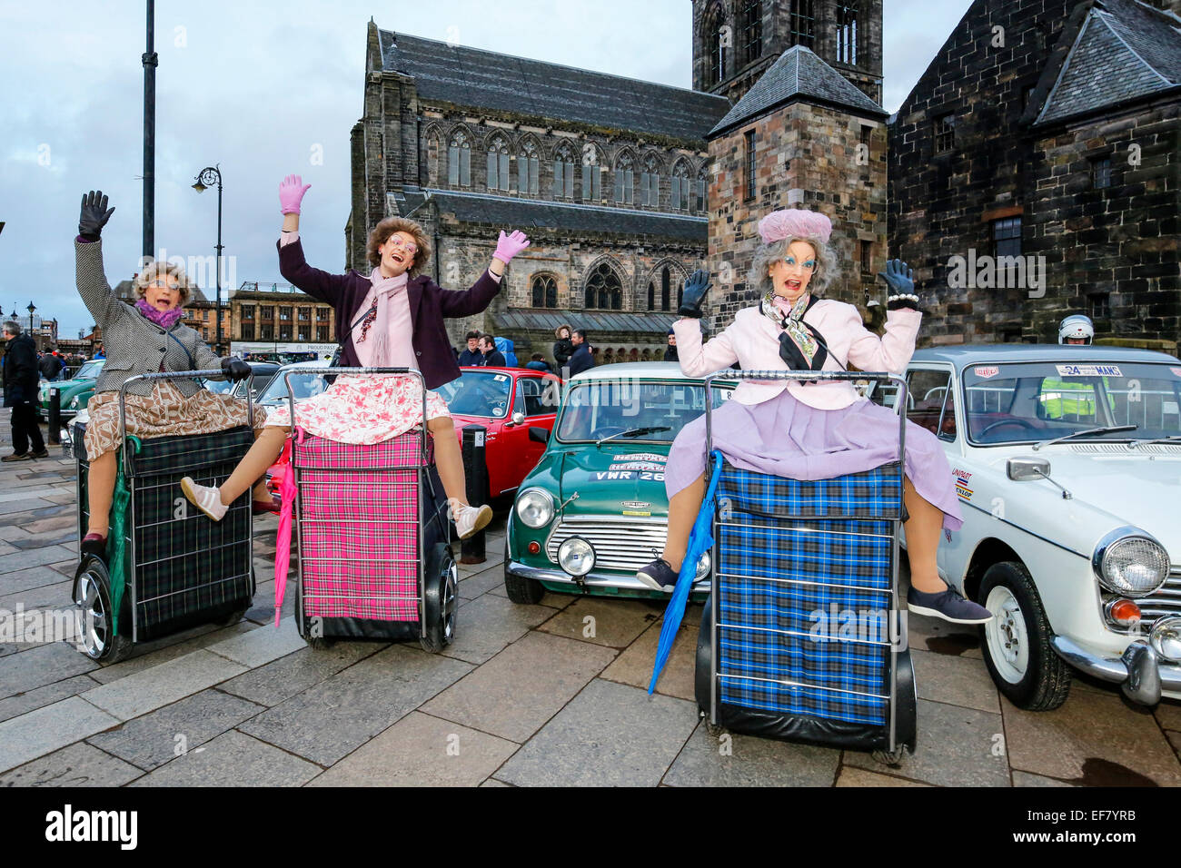 Paisley in der Nähe von Glasgow, Scotland, UK. 28. Januar 2015. Die 2015 Rallye Monte Carlo Historique Aufrechnung von außerhalb Abtei aus dem 12. Jahrhundert im Stadtzentrum von Paisley. Hunderte von Zuschauern werden voraussichtlich trotzen die Kälte um den Start der Rallye, dies ist das 5. Jubiläum der Rallye verlassen aus Schottland und in der Feier der lokalen Autoclubs und Rat auf verschiedene Unterhaltungen gelegt haben. Bildnachweis: Findlay/Alamy Live-Nachrichten Stockfoto