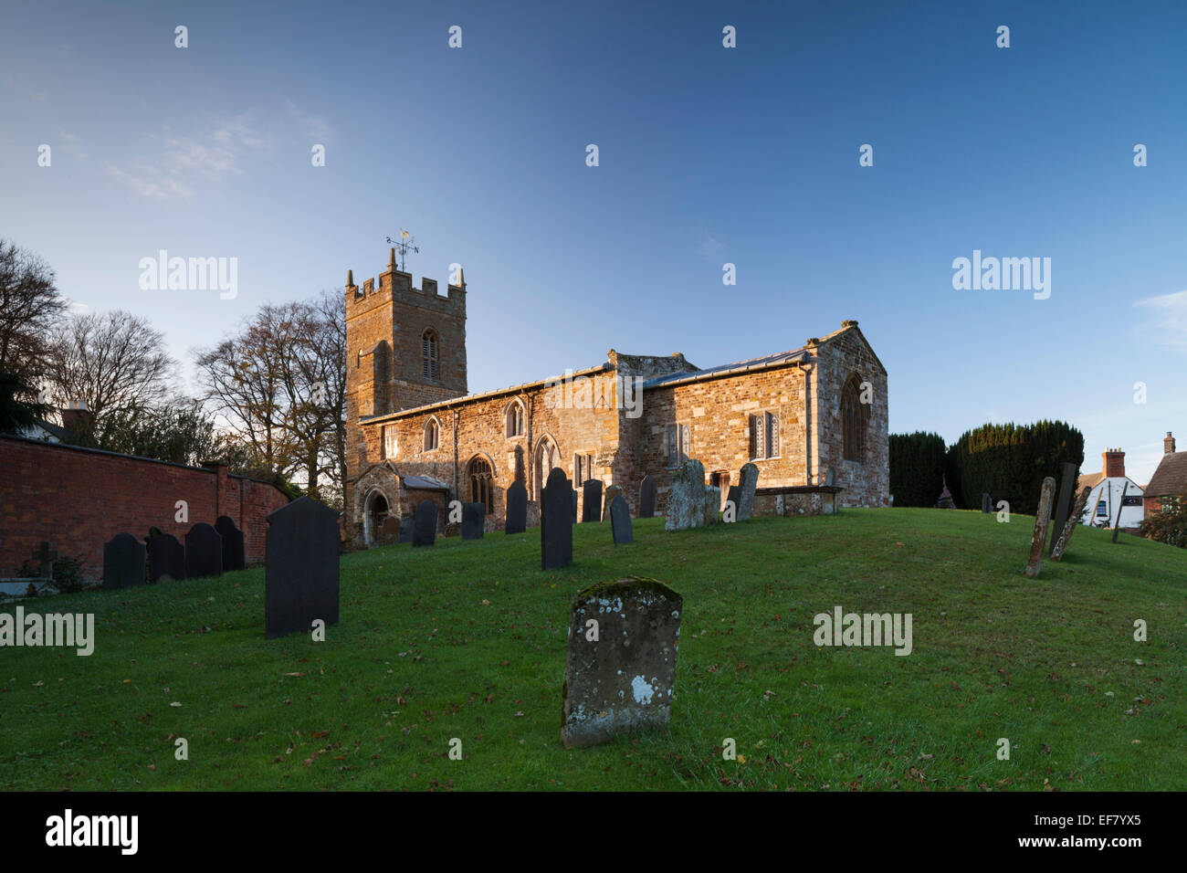 Kirche St Deny gebadet in goldenen späten Nachmittagssonne im Dorf von kalten Ashby in Northamptonshire, England. Stockfoto