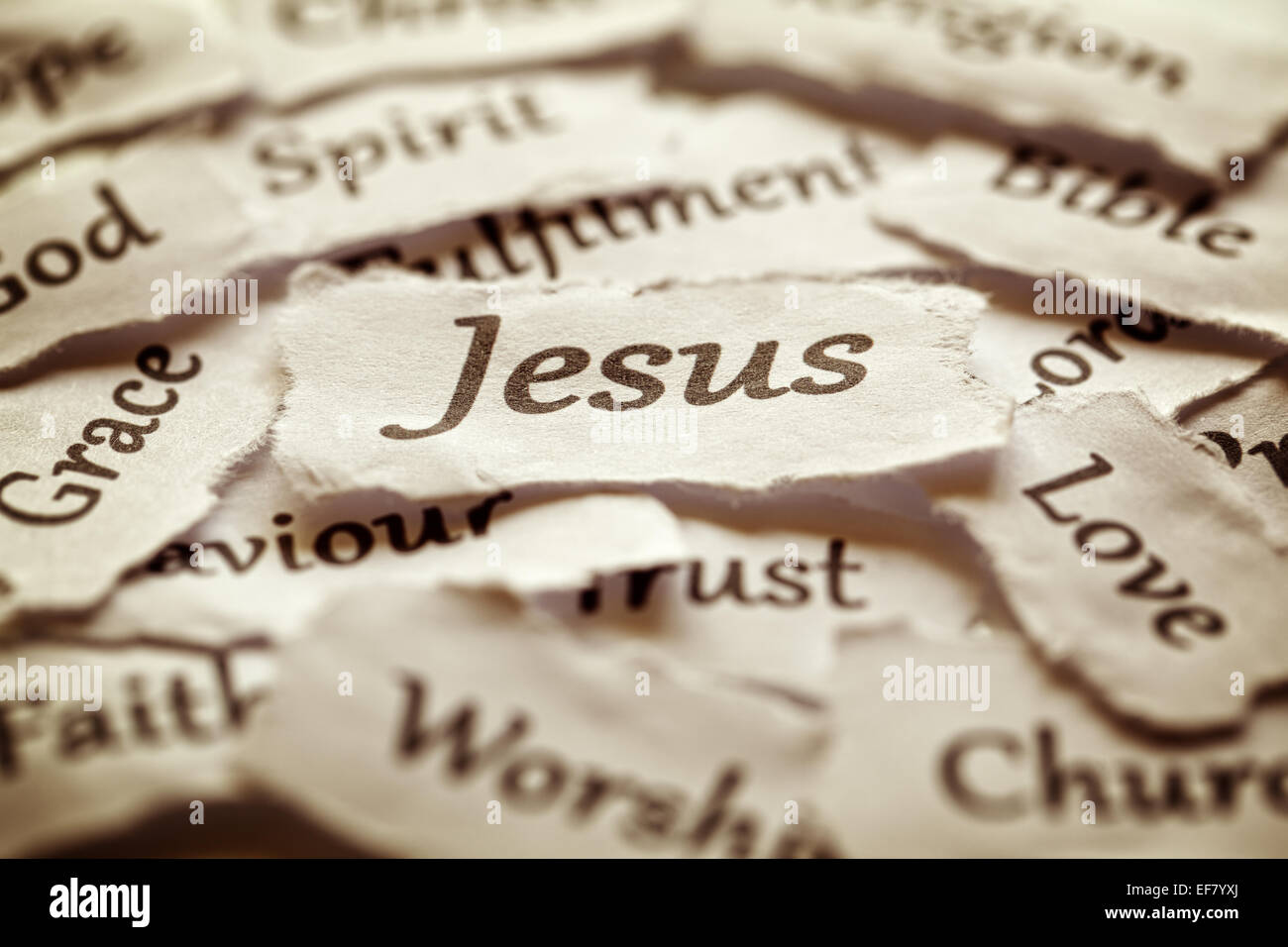 Hin-und hergerissen Papier Worte der Religion mit Fokus auf Wort Jesus Stockfoto