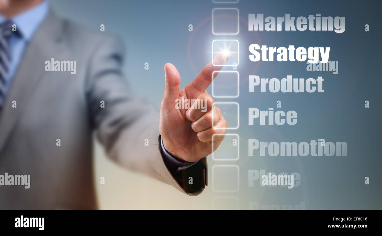 Unternehmer, Marketing-Mix-Strategie-Optionen für Produkt, Preis, Promotion, Ort und Marke auswählen Stockfoto