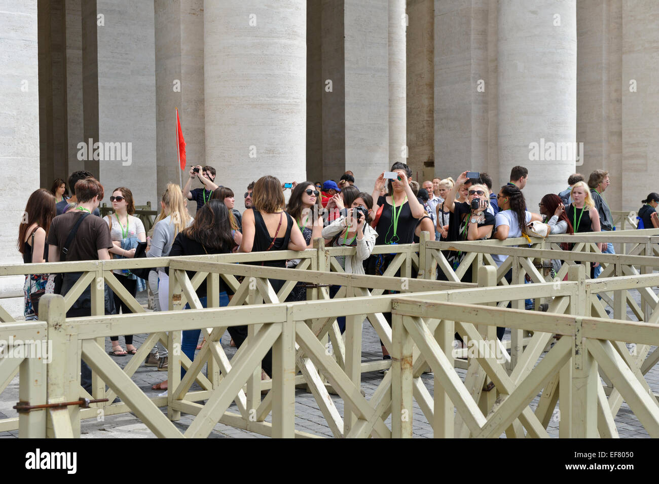 Eine Gruppe von Touristen in der legendären St. Peter Platz im Vatikan, Rom, Italien. Stockfoto