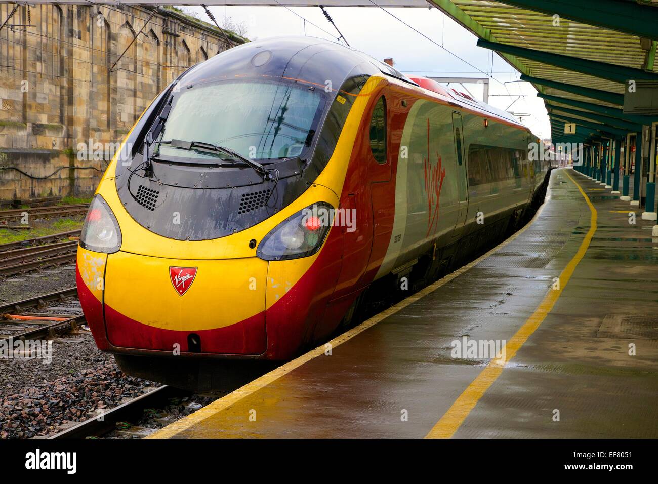 Natives Class 390 Pendolino in Carlisle Railway Station. Carlisle, Cumbria, West Coast Main Line Railway, England, UK. Stockfoto