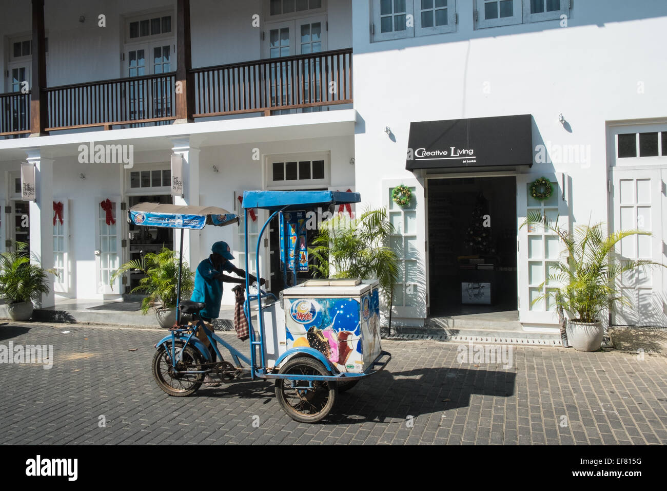 Eis Verkäufer und trendige Läden in der Altstadt von Galle, Sri Lanka.Sri Lanka Stockfoto