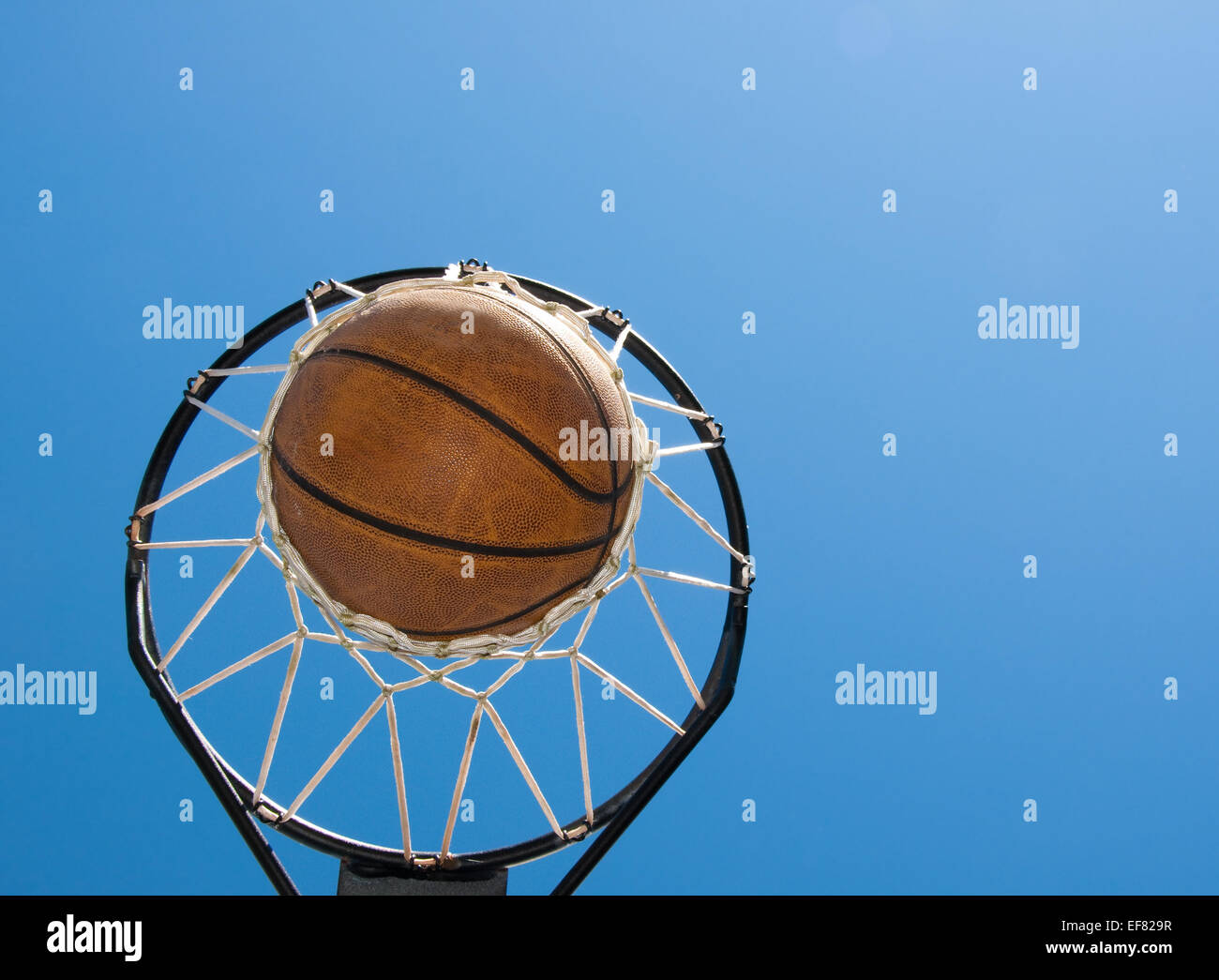 Basketball in net alte blauer Himmel - erfolgreicher Abschluss harte Arbeit - abstraktes Konzept zur Erreichung der Ziele mit Textfreiraum Stockfoto