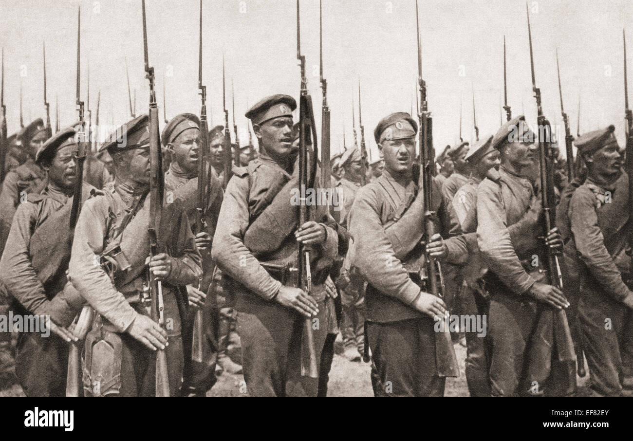 Russische Infanterie auf Parade und Waffen im ersten Weltkrieg zu präsentieren. Stockfoto