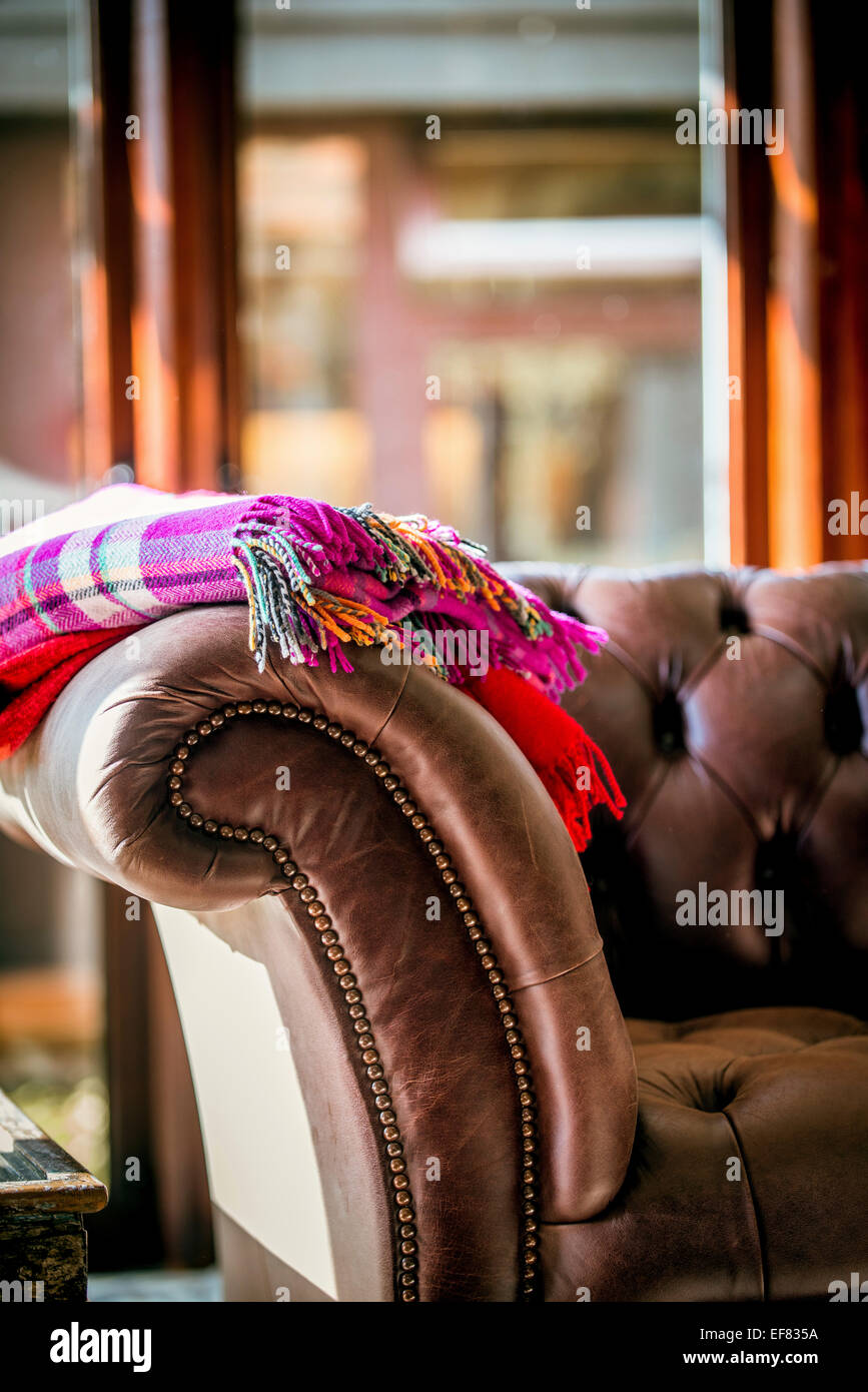 Ein restauriertes Chesterfield style Sofa in einem modernen Scheune home. Stockfoto