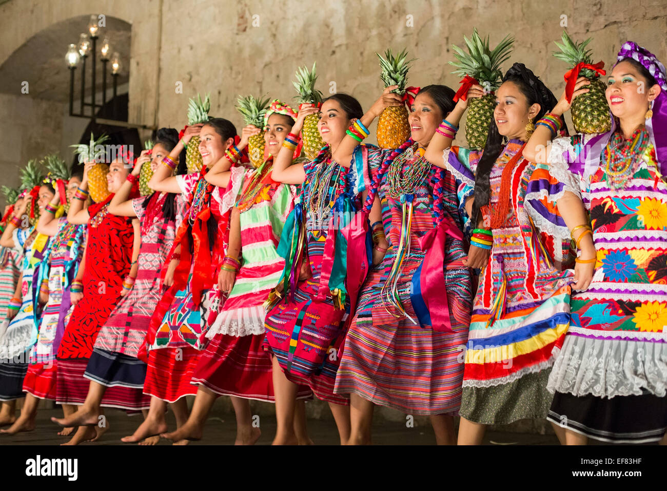 Oaxaca, Mexiko - führt eine Volkstanzgruppe Tänze aus acht Regionen von Oaxaca Guelaguetza Volkstanz-Dinner-Show. Stockfoto