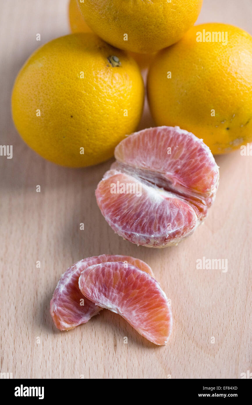 Citrus X sinenesis. Blutorangen auf einem Holzbrett. Stockfoto