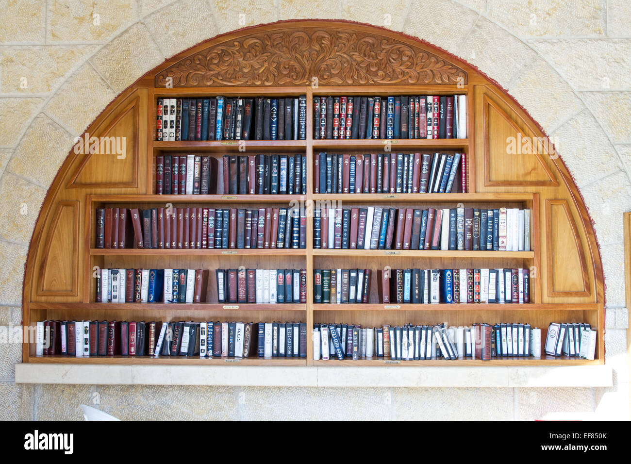 Jerusalem, Israel - 22. Januar 2015: Regale mit religiöser Literatur in der Synagoge neben der Klagemauer in Jerusalem Stockfoto