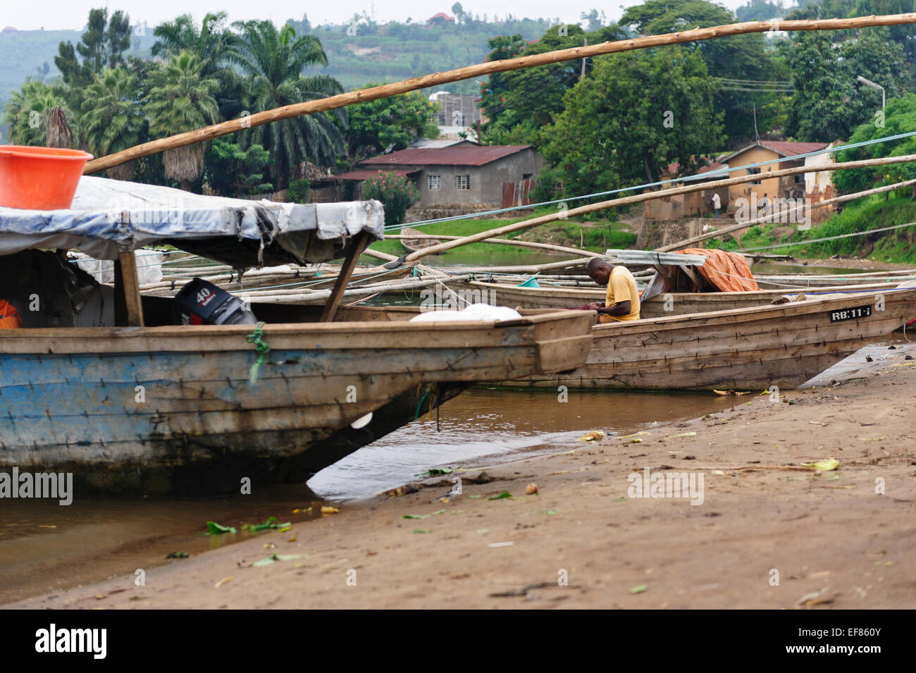 Fischer seine Netze in einem Fischerboot zu reparieren. Kivu-See. Ruanda Stockfoto